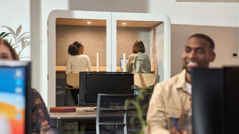 Island Twin cabine pour 2 personnes en open space avec deux femmes en réunion