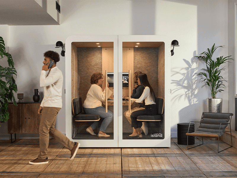 cabine pour quatre personnes avec trois personnes en réunion, et une personne qui passe au téléphone