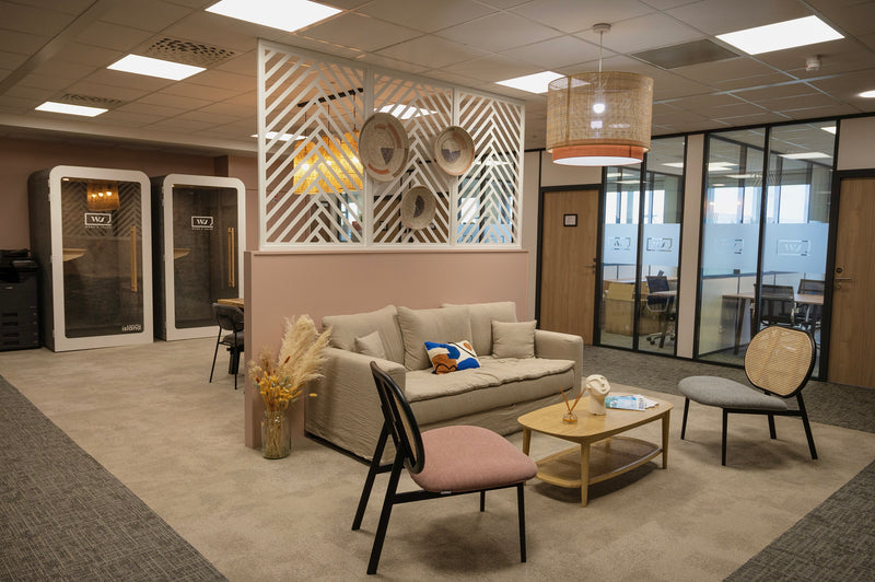 aménagement espace détente avec un canapé et deux cabines individuelles solo