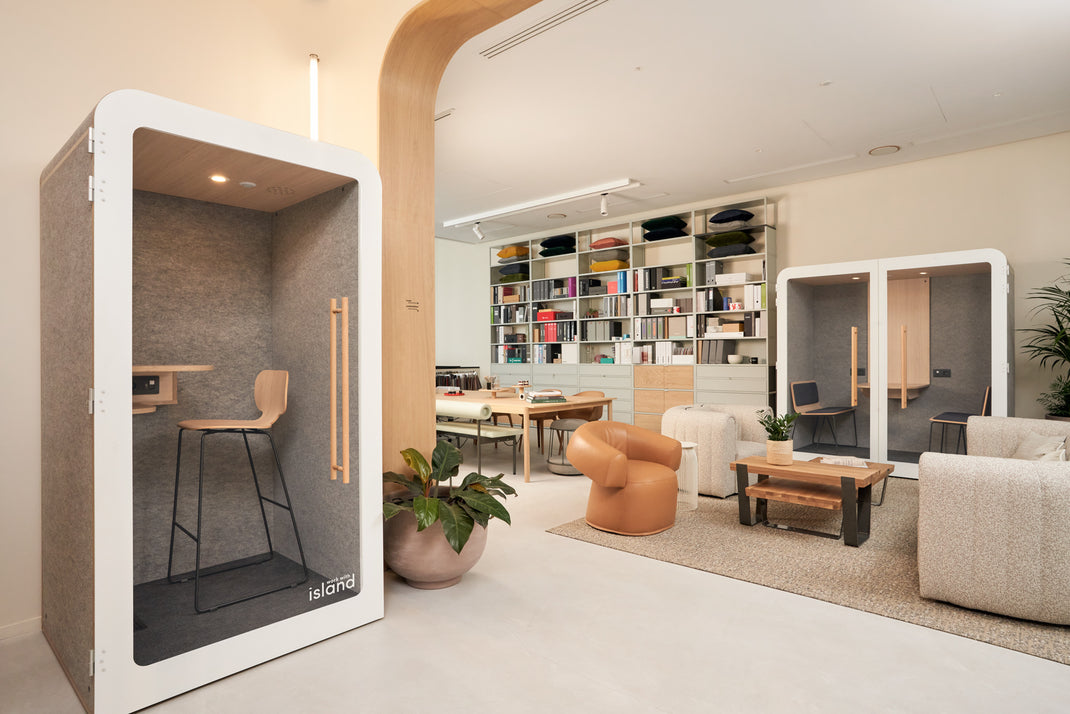 espace de coworking aménagé avec deux cabines acoustiques insonorisées