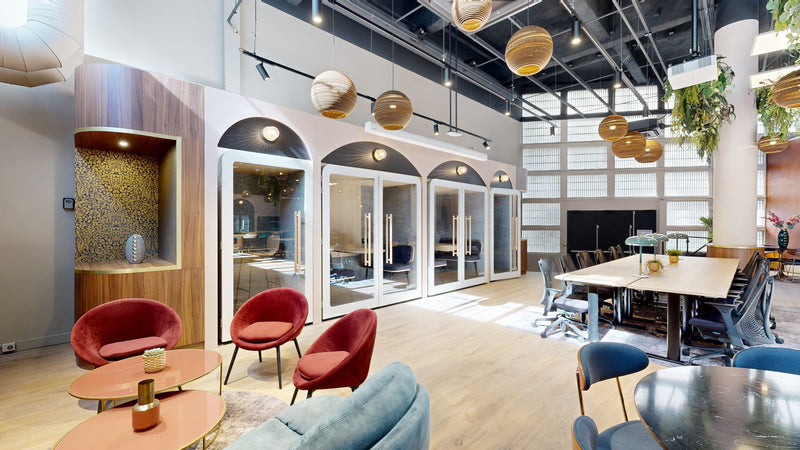 Aménagement espace de travail starway avec des cabines individuelles et quatre personnes