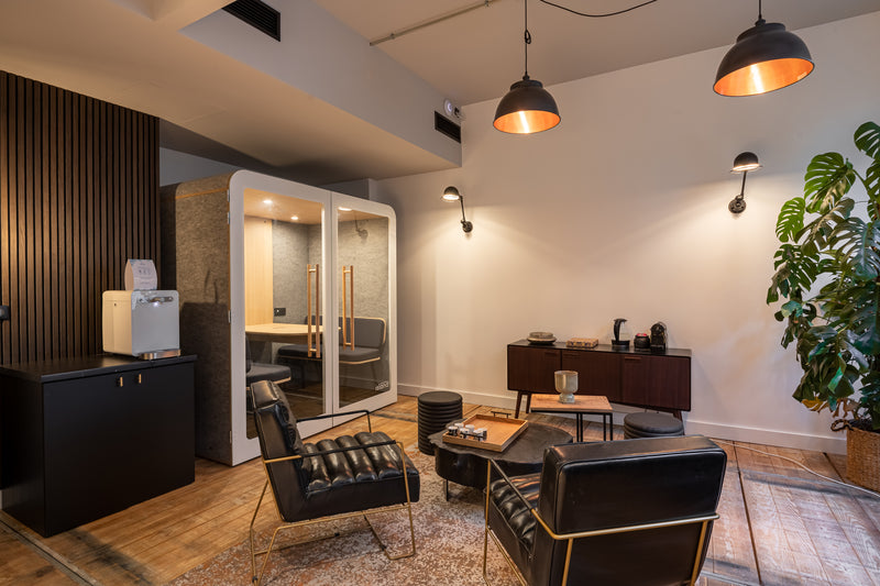 Espace de travail aménagé avec une cabine insonorisée 2 personnes dans un espace détente