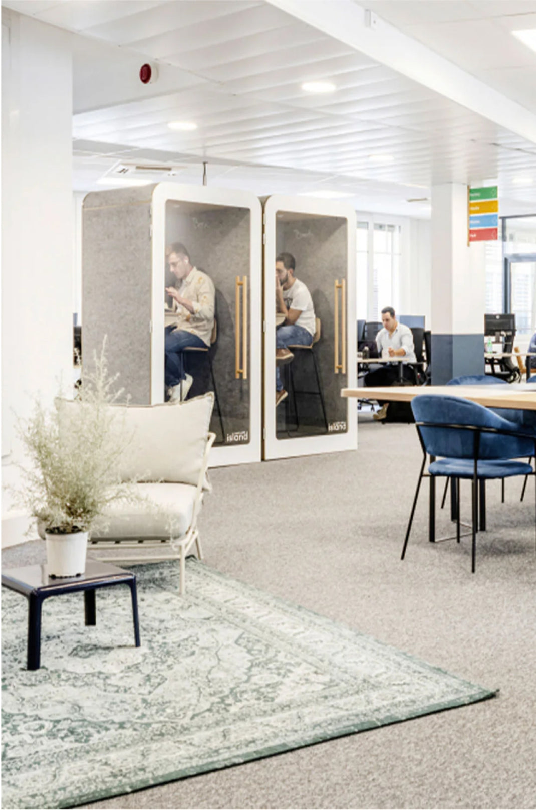 espace de travail aménagé avec un fauteuil, et deux cabines individuelles solo